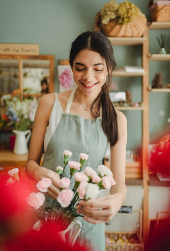 Preparing a floral arrangement for a Flores Exitosas customer in Atlanta