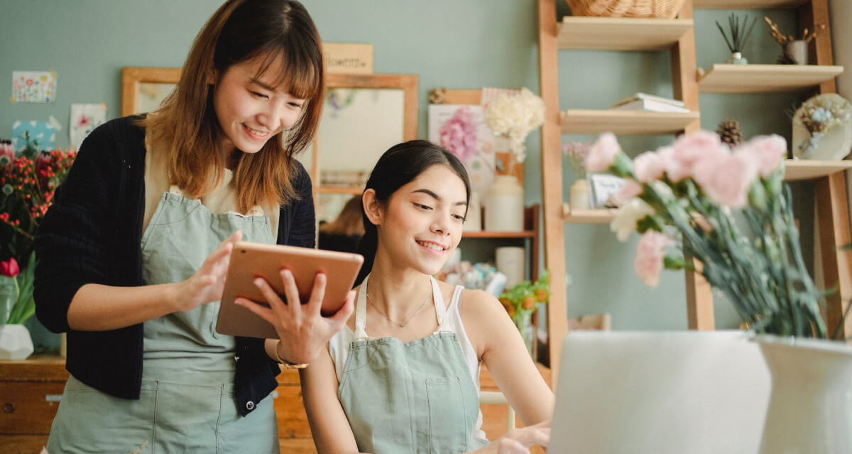 Preparing a floral arrangement for a Flores Exitosas customer in Atlanta.