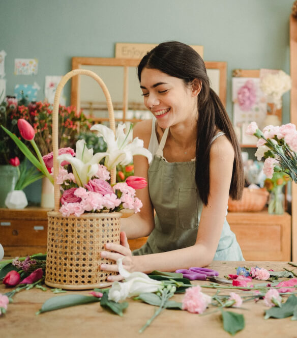 Preparing a floral arrangement for a Flores Exitosas customer in Atlanta.
