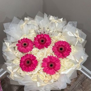 Tiffany — Rosas Blancas con Gerbera Fucsia