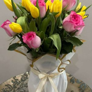 Tulipanes — Rosas Rosadas y Tulipanes Amarillos