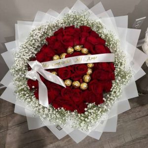 The Conqueror – 50 Roses and Ferrero Rocher | Flores Exitosas