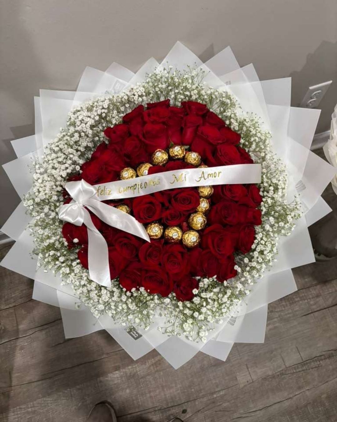 The Conqueror – 50 Roses and Ferrero Rocher | Flores Exitosas