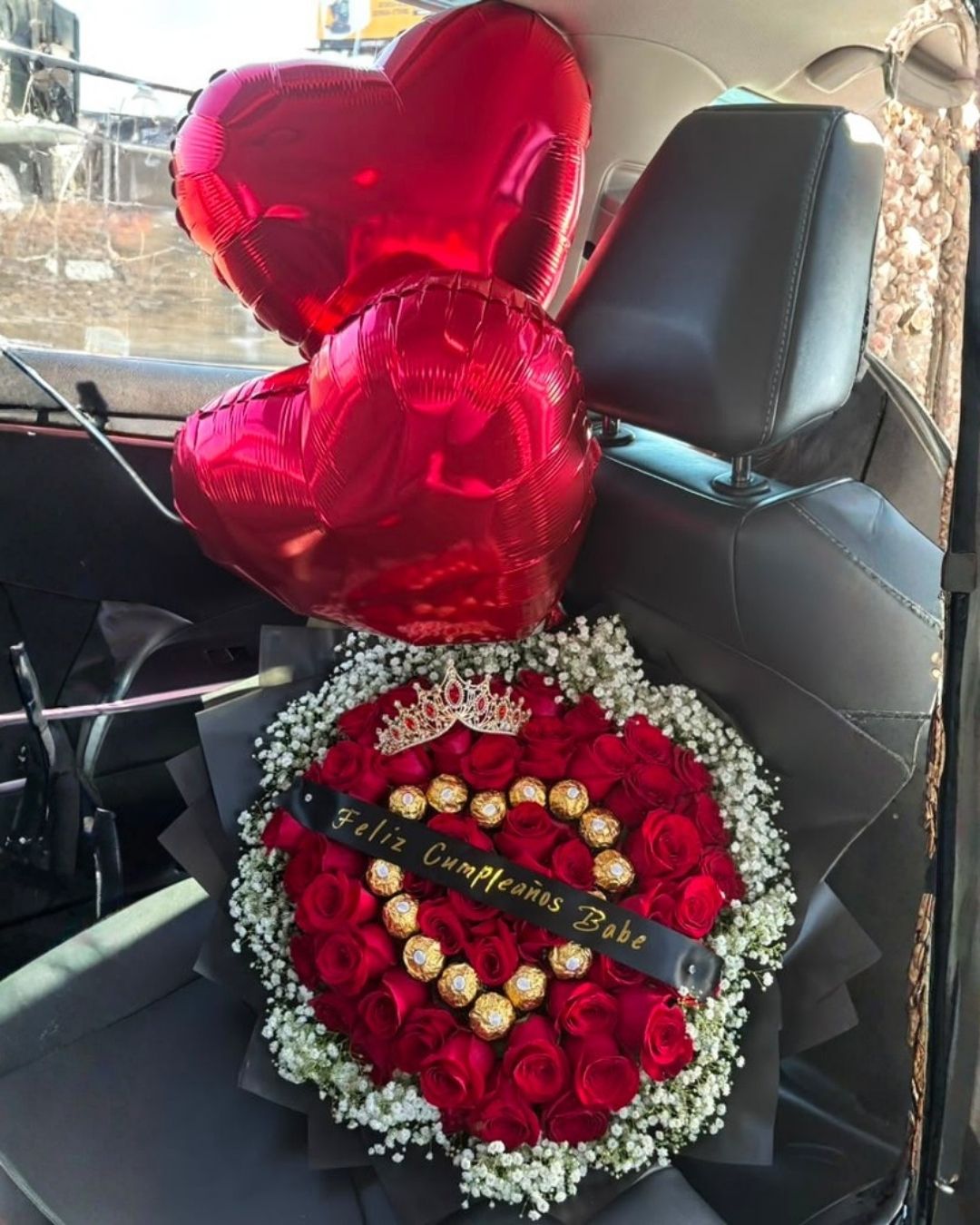 The Conqueror Deluxe – 50 Roses, Balloons & Ferrero