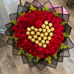 The Conqueror – 50 Roses & Ferrero Heart | Flores Exitosas