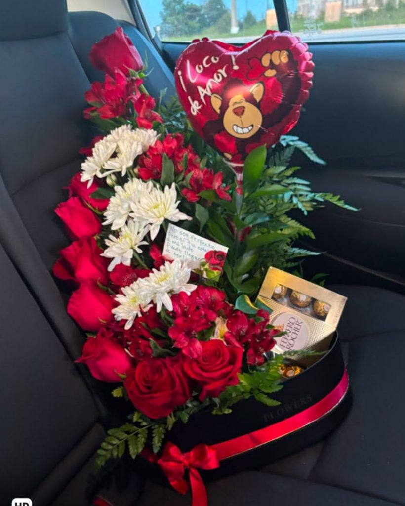 Your Smile – 12 Roses with Chocolates & Balloon - Flores Exitosas